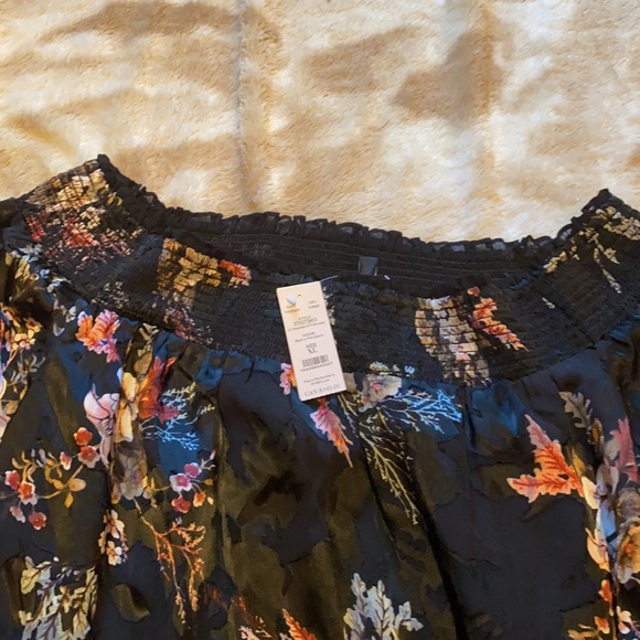 Gorgeous WHBM Off Shoulder Top - Picture 5 of 6